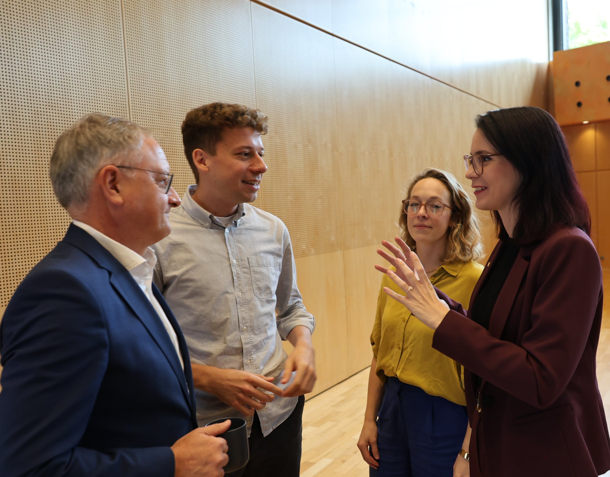 Teilnehmende einer SGK-Veranstaltung im Gespräch
